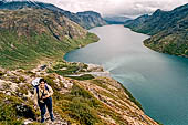 Parco Jotunheimen, Norvegia. Il lago Gjende salendo il Sjugurtind da Memurubu.